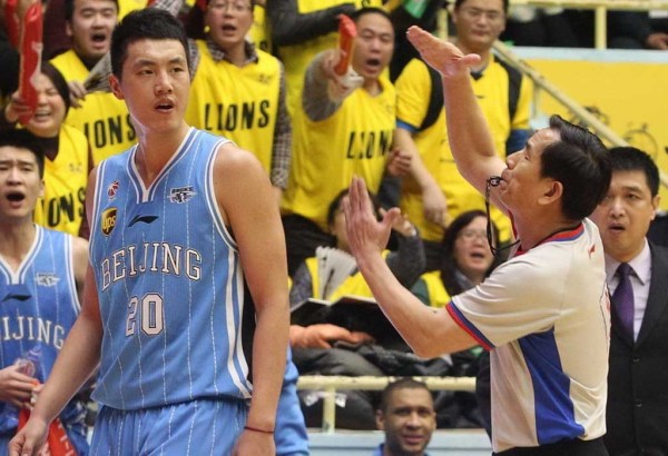  主场哨声引发争议，裁判判罚成赛后焦点