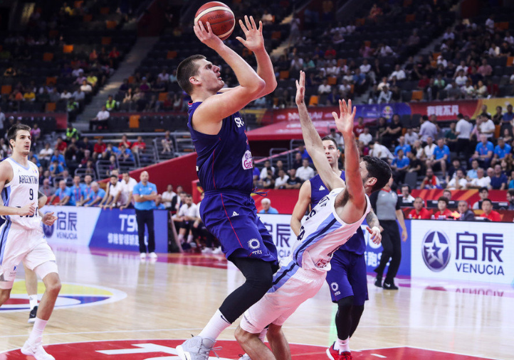  欧冠淘汰赛激情碰撞，顶级球星闪耀赛场