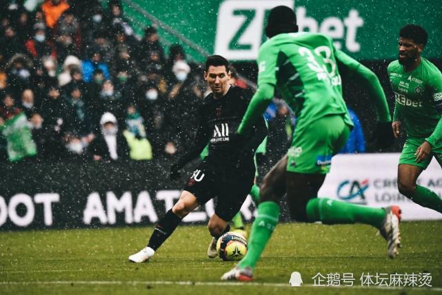  梅西帽子戏法助巴黎逆转取胜，领跑积分榜  