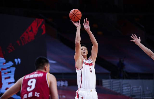  易建联复出首秀带领广东轻取深圳队