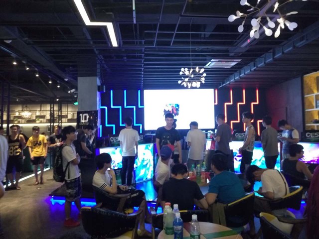  电竞场馆座无虚席，粉丝热情点燃赛场氛围  