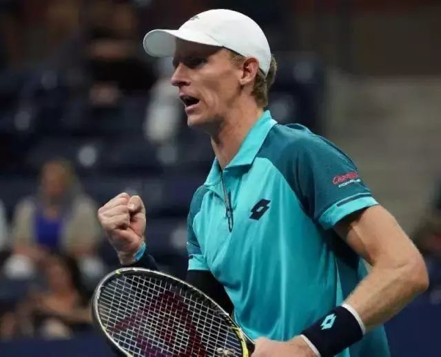  发球上网战术奏效，伊斯内尔轰出制胜ACE