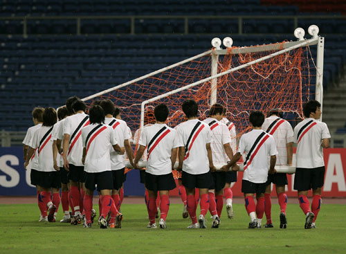  赛前训练开放日，球迷零距离接触球星